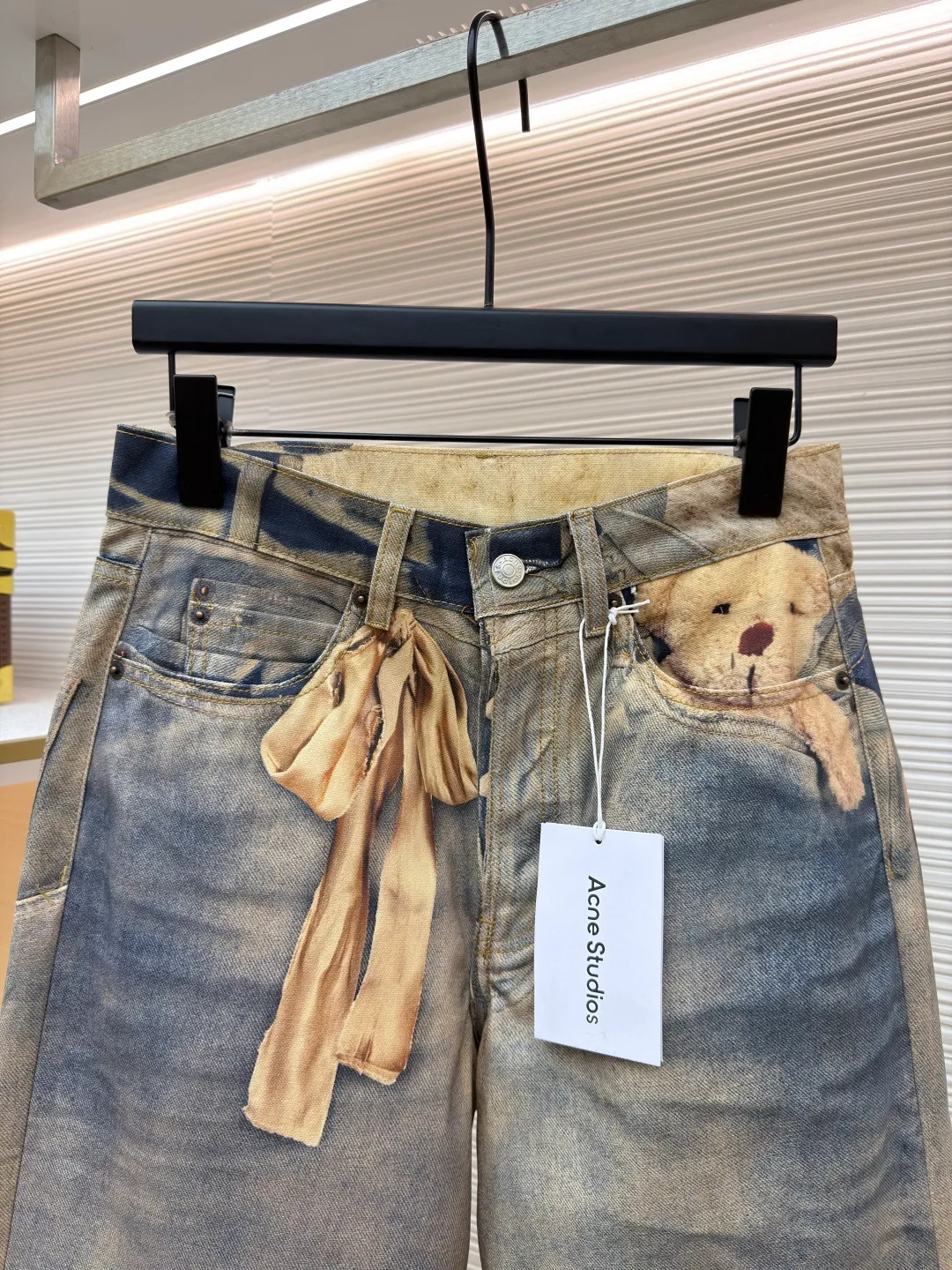 Acne Studios 1981 Teddy Bear 3D printed wide-leg jeans ●Original version: purchased and developed by 6874 ●Item number: 1681986-A80 ●Material: denim fabric ●Technology: 3D printing ●Version: loose fit ●Weight: about 660 grams ●Size: XS-S-M-L-XL-XXL ●Description: These teddy bear-themed jeans are made of 100% heavyweight cotton denim and are pre-shrunk to ensure size stability. The core technology is digital direct-injection printing from Heidelberg, Germany. The teddy bear pattern is first positioned and printed and then cut into a single piece to ensure the integrity of the pattern and position accuracy. It is paired with handmade three-dimensional patching + ribbon decoration, and sewing reinforcement is used to make the doll elements present a 3D level. The washing process goes through 5 processes: desizing, atomizing, manual re-spraying, color setting and distressing, and finally forming an aged gradient blue tone. The hardware uses custom logo buttons, and a built-in lining at the waistband enhances stiffness. The pants are straight and wide-leg cut, taking into account both relaxation and comfort. The overall wiring is straight and delicate, the fabric is comfortable and soft, and the color is consistent without color difference. It can be matched with the same style to create a fashionable look and control various occasions. Customized accessories, complete with three standards, same style for men and women!